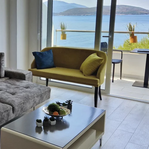 Widok na morze z salonu w apartamencie Salty Breeze SV